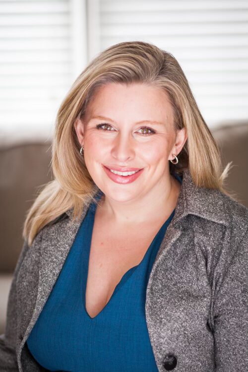 Elizabeth Norman profile picture looking at the camera